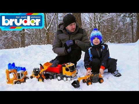 Машинки БРУДЕР и снежная стена - Даник и папа играют со снегом в машинки Погрузчики и Экскаватор