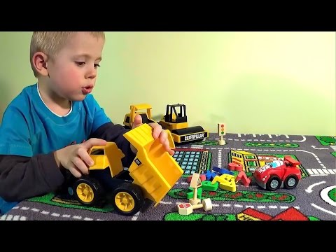 Рабочие машинки CAT - Caterpillar и Даник ремонтируют дорогу