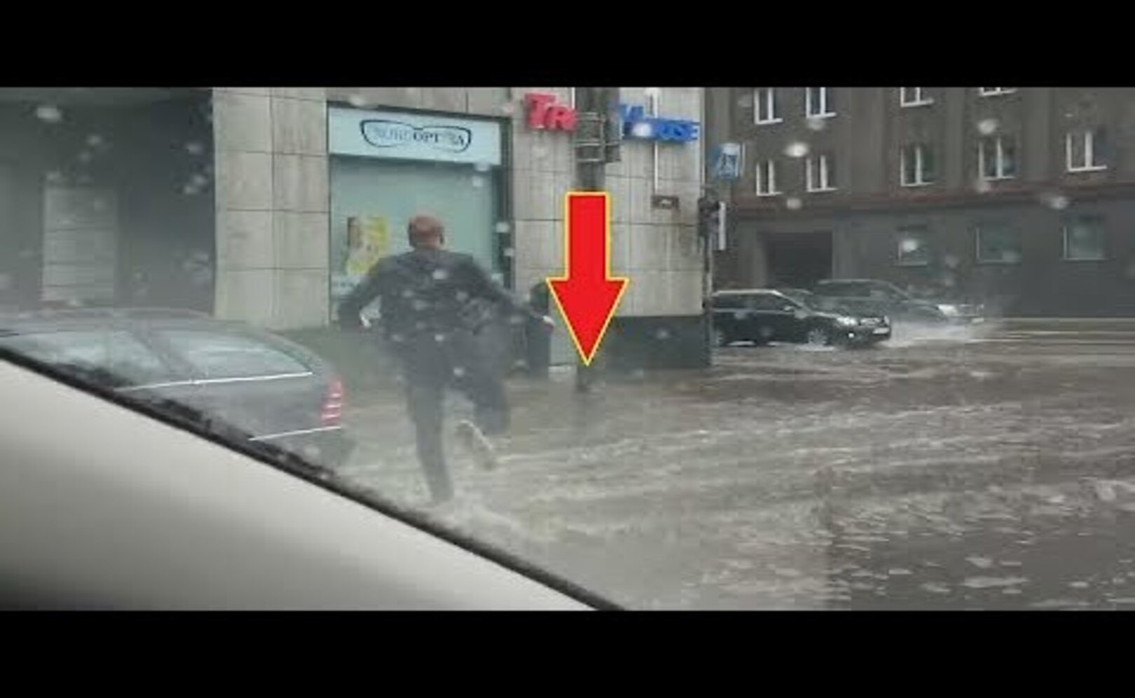 Мужчина выбежал из машины в жуткий ливень, но только посмотрите ради чего он это сделал