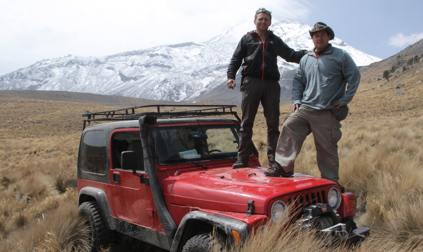 мужчина на джипе. One car too far сериал 2012. правила вне дорожного движения. выживание на джипе дискавери. передача внедорожники.