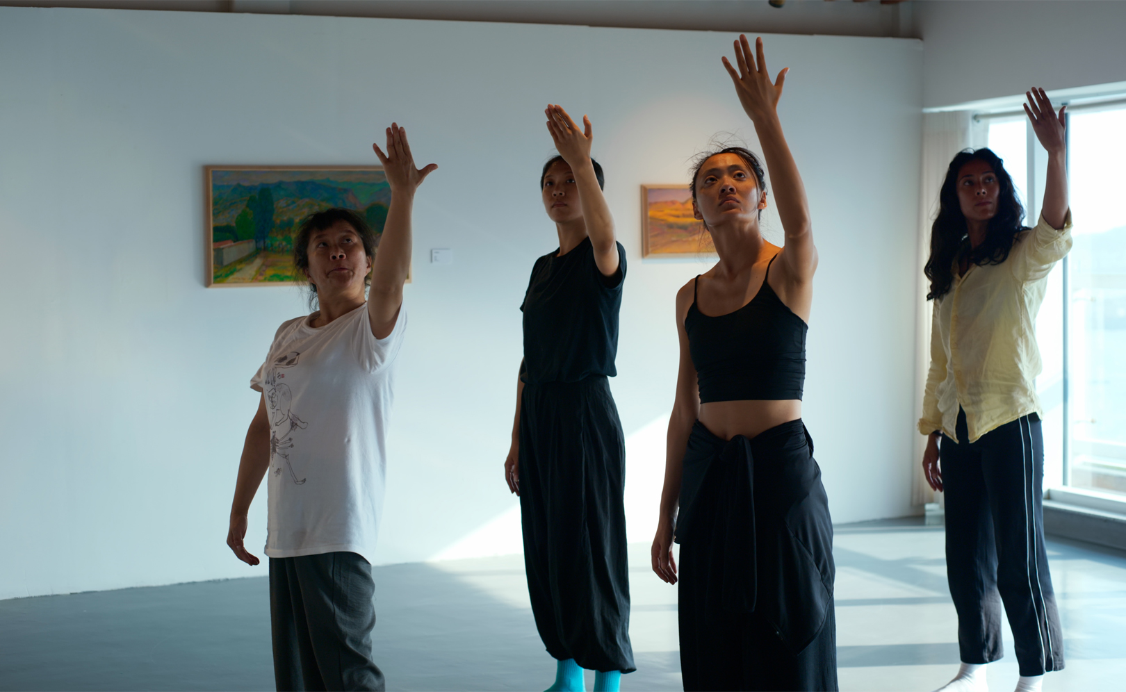 Она танцует у моря