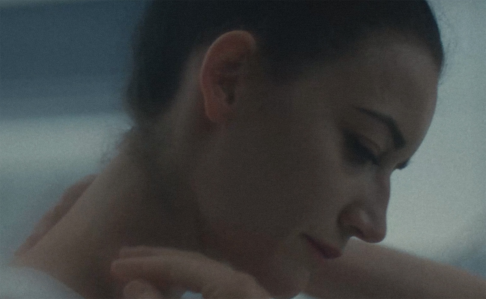 Она танцует