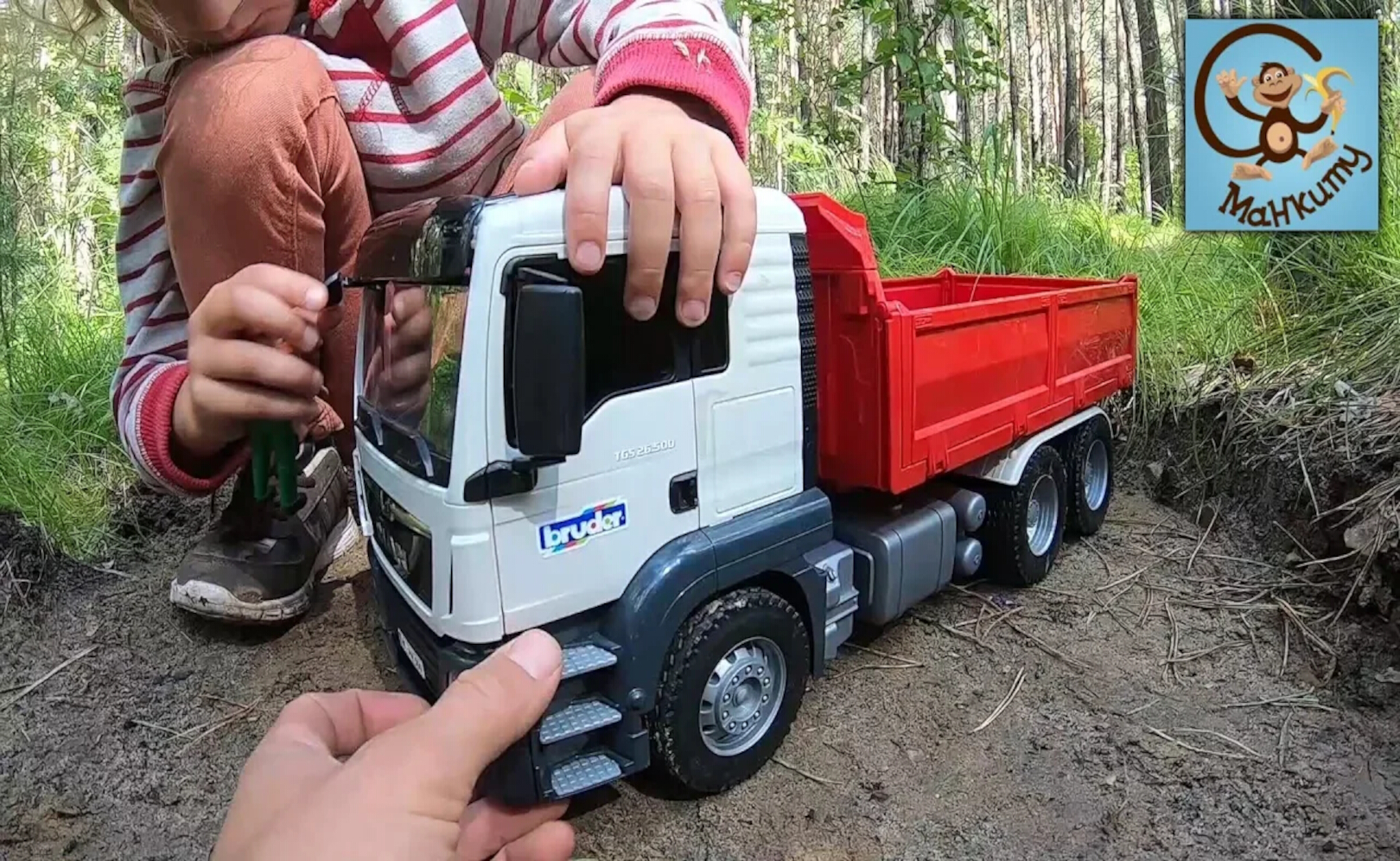 Манкиту играют в Пол Это Лава floor is lava. МанкиБатл