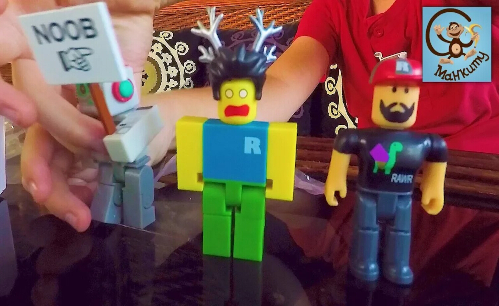 Манкиту Папа и Милан поделили игрушки Roblox