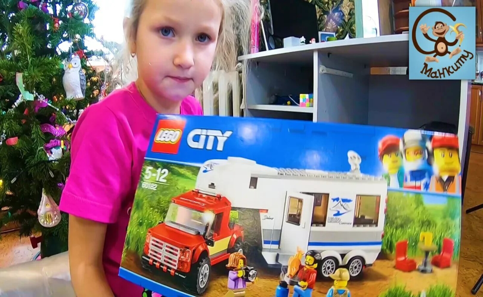 Манкиту Диана и Даня распаковывают игрушки машинки на радио управлении и Lego. МанкиТайм