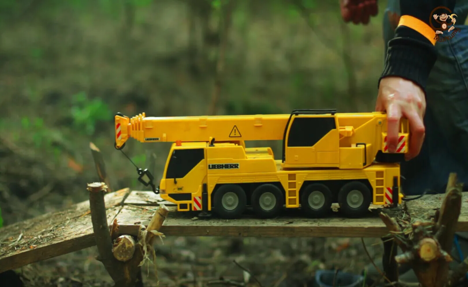 Детские игры. Пилим танк Children's games. Sawing tank. МанкиИгры