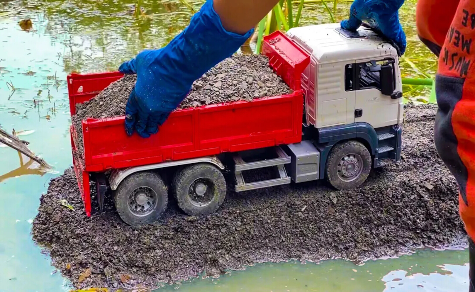 Диана и Даня играют машинками игрушками в соле и воде. Манкиту
