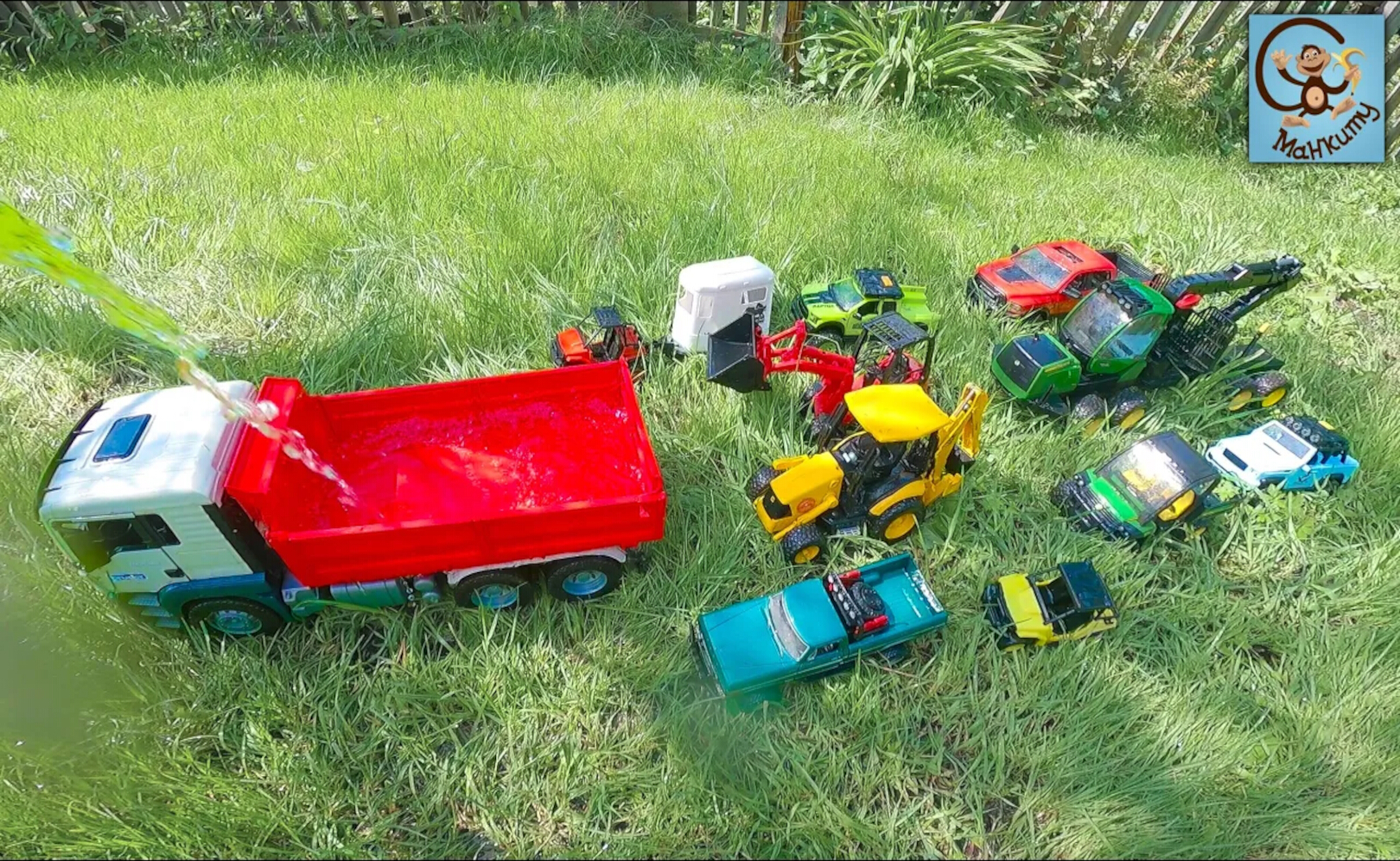 Играем машинками игрушками и динозавром на бездорожье. Манкиту