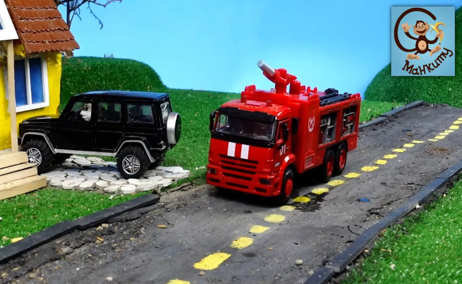 Машинки игрушки - Играем машинками в песке и воде
