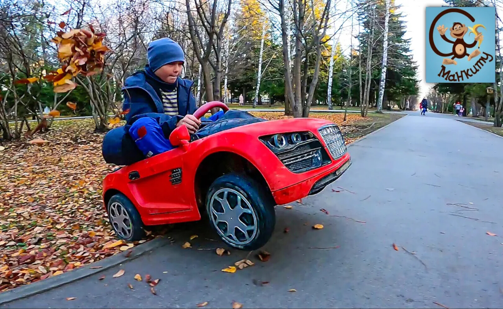 Pretend Play Police. Милан и Папа играют, машинка застряла. Манкиту