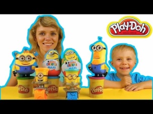 Видео для детей малыш Даник и мама играют с миньонами в Play Doh и Kinder Surprise