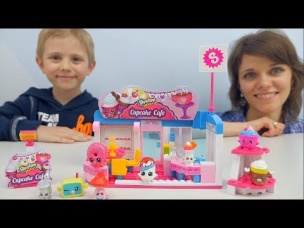 Шопкинс Кекс Кафе для детей Даник и мама собирают конструктор Shopkins Cupcake Cafe