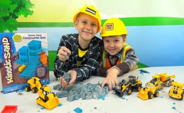 Строители Даник и Никита играют с Кинетическим Песком. Kinetic Sand Construction Zone
