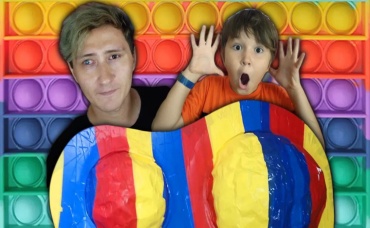 Pretend Play. Милан на детском квадроцикле помогает застрявшей машине. Манкиту Истории