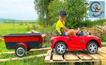 Дети и Машина. Диана и Даня, Милан строят гараж для машин. Манкиту