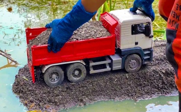 Диана и Даня играют машинками игрушками в соле и воде. Манкиту
