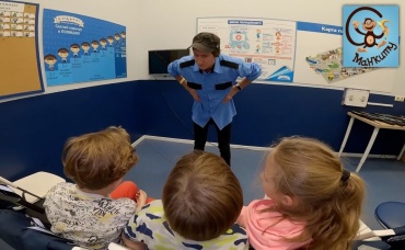 Играем в машинки игрушки с водой и грязью. Манкиту