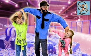Дети и Машина. Побег на квадроцикле от обезьяны. Pretend Play
