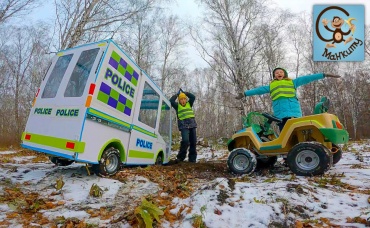 Дети и Машина. Диана и Даня на полицеи?скои? машине спасают Милана от Волка. Манкиту