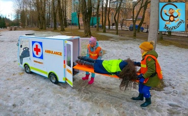 Дети и Машина. Диана и Даня играют с скорую помощь на своей машине. Манкиту Pretend Play