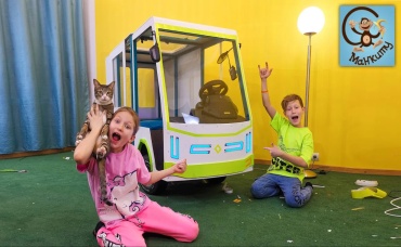 Милан и Папа в парке развлечений с игровыми автоматами. Манкиту